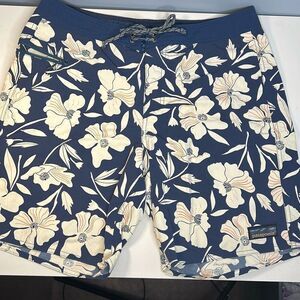 Patagonia Wavefarer Board Shorts Men’s 33 8” Inseam blue floral